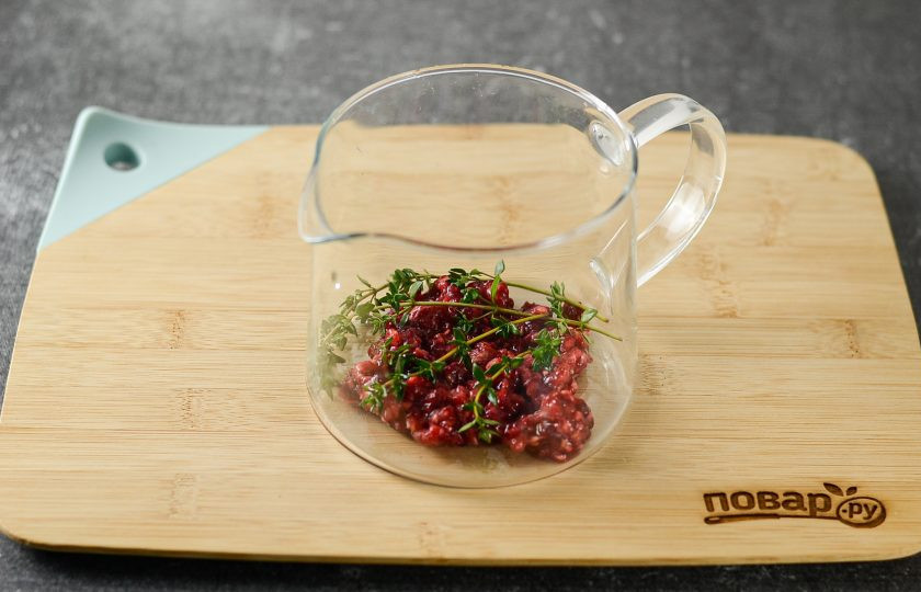 1. Этап. Ягодный чай: Переложите ягоды в чайник, добавьте веточки тимьяна.