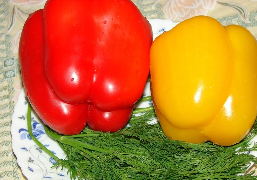 1. Этап. Куриное филе со сладким перцем: Сладкий перец порезать соломкой, укроп мелко нашинковать.