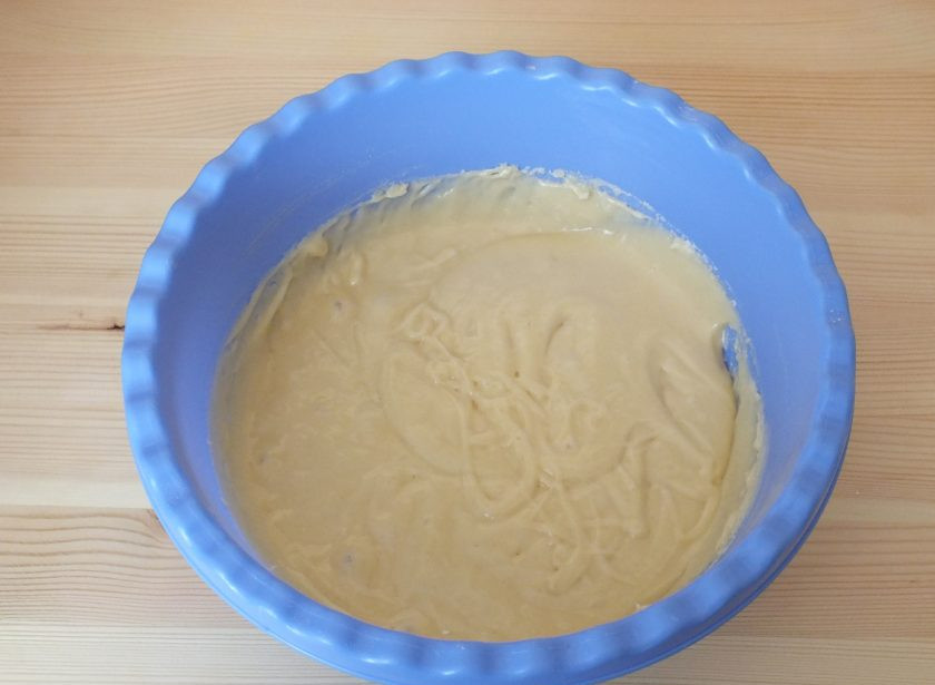 1. Этап. Творожный заливной пирог: Смешайте тесто на малых оборотах миксера.