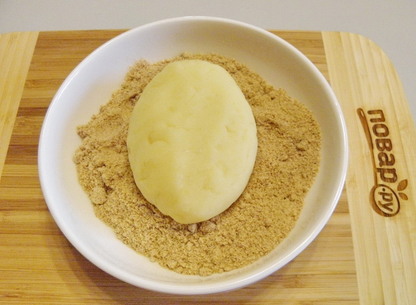 1. Этап. Зразы (классический рецепт): Слепите край, как на обычных пирожках. Придайте зразе специфическую форму, овальную. Обваляйте в панировочных сухарях со всех сторон.