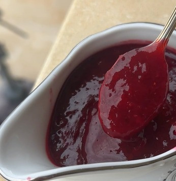 1. Этап. Утиные грудки: су-вид, духовка и брусника: Ничего сложного, а эти самые «просто утиные кусочки» приобретают совершенно другой вкус. Не гурмэ вовсе, а скорее вкус тот самый из прошлого. Трактирно – ресторанного. Там, кто забыл, еще купцы любили венецианские зеркала осётрами бить. Каждому известно, что птица, а особенно такая как утка там или гусь, например, любят соус из ягоды. Но обыденно используют клюкву. И это вкусно и хорошо. Даже и возражать нечего. А вот кто хоть однажды попробовал бруснику…, тот со мной согласится, что эта ягода в соусном вопросе для водоплавающей особенно птицы – наипервейшая. Итак, соус из брусники. О каких-то пропорциях говорить сложно. Тут надо, всё-таки больше, полагаться «на вкус» и исходить их личных пристрастий. Количество ягоды надо рассчитывать исходя из количества птицы и порций, конечно. Но давайте говорить о стакане. Т. е. о стакане ягод, конечно. Немного сливочного масла в сотейнике растопить (ложку столовую без верха) и бруснику туда выложить. Если брусника мороженая, рекомендую ее предварительно разморозить и слегка. Лишняя влага тут совершенно не нужна. Ягоду потушить. До состояния размягчения «почти раскисания». Но на маленьком нагреве. Чтобы не получить жареную бруснику. А потом тщательно перетереть через сито. Добавить апельсиновый, свежевыжатый сок. Лучше если апельсин будет слегка, почти чуть-чуть, с кислинкой. Опять же – может кому больше лайм нравится или гранат? Пробуйте. Примерно четверть стакана. Хотя повторюсь, тут надо пробовать и бруснику, и сок, чтобы в пропорциях не ошибиться. Немного корицы, гвоздику можно. Сами прикиньте – что бы еще хотелось в соусе ощутить. В общем, в этом чистое шаманство, глубоко личное. Сотейник на минимальный нагрев, постоянно перемешивая сбалансировать на кислость – сладость и прочая. Можно сахар добавить, а можно мёд. Дело вкуса. Брусника в соусе помимо кислого, сладкого и прочего пряного … даст ощутимую такую терпкость. В общем, вкус и аромат у такого соуса получается совершенно «сногсшибающий». Когда все хорошо растворится, нагрев можно увеличить. Соус надо выпаривать до густоты «примерно кетчупа». Если необходимо можно добавить немного крахмала для загущения. Вот как-то так.