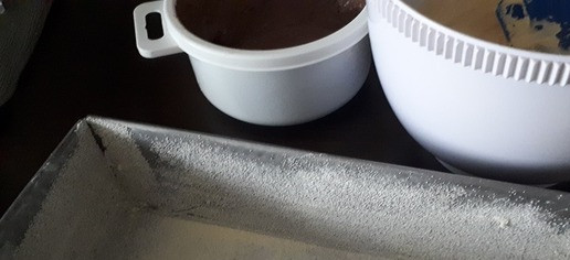 1. Этап. Мраморный кекс: Форму для кекса - у меня 25 см в длину и 9 см в ширину, смазать сливочным маслом и посыпать манкой. Излишки манки вытряхнуть.