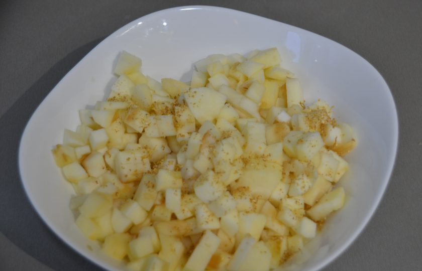 1. Этап. Яблочный пирог Вуаль невесты: Очистите яблоки, нарежьте кубиком, сбрызните лимонным соком, добавьте лимонную цедру.