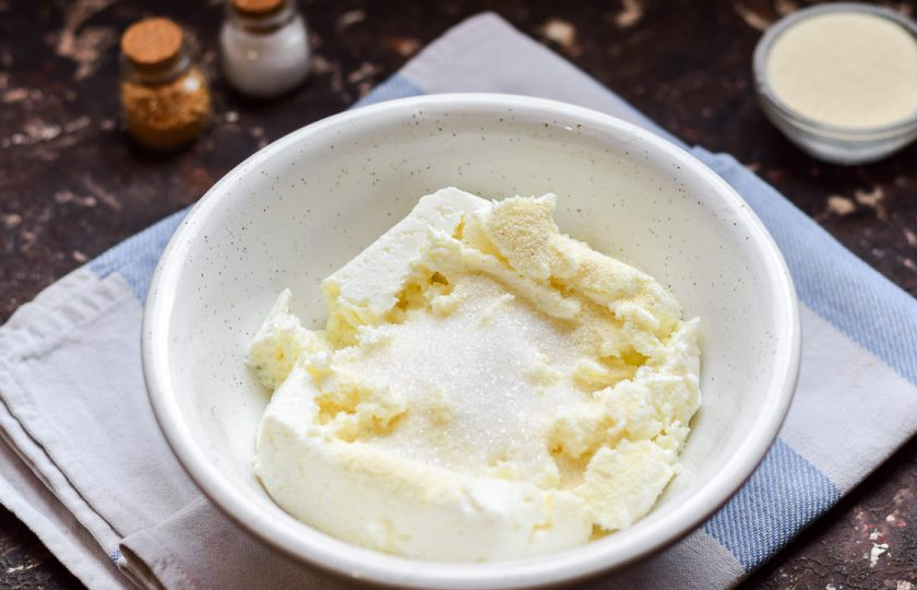 1. Этап. Сырники без муки и яиц: Добавьте к творогу 2 ложки манной крупы и сахар.