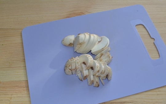 1. Этап. Овощи с гранатовым соусом: 5. Тонкими ломтиками нарежьте шампиньоны.