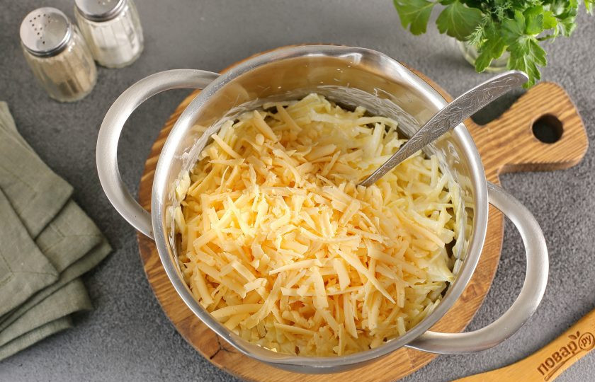 1. Этап. Картофель Романофф: Сыр натрите на крупной терке, немного оставьте для верха, остальной добавьте к картофелю.