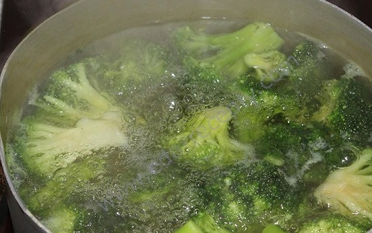 1. Этап. Котлеты из брокколи в духовке: 1. Вымойте и разделите на соцветия брокколи. Доведите до кипения воду, подсолите немного, выложите туда капусту. Проварите пару минут, а затем откиньте на дуршлаг и под струей холодной воды остудите.