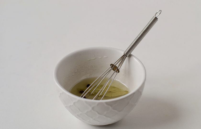 1. Этап. Маринованные грибы с луком: Для маринада смешайте вместе уксус, растительное масло, лавровый лист, перец горошком, сахар и соль.