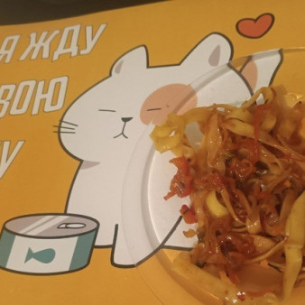 Яичная лапша с кальмаром и овощами