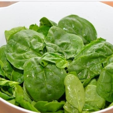 1. Этап. Салат из шпината, изюма и кедровых орешков: Листья шпината хорошенько промываем, даем воде стечь.