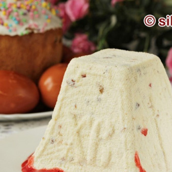 Творожная пасха с клубничным соусом