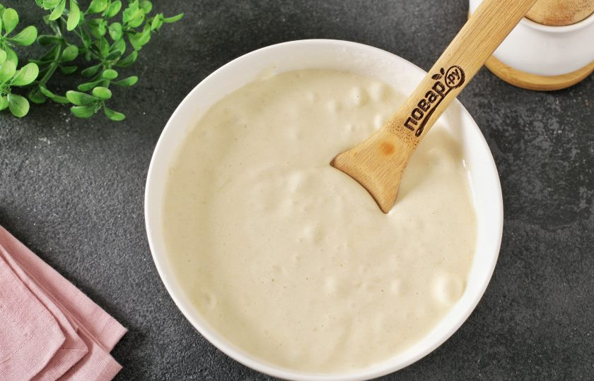 1. Этап. Шарлотка с брусникой: Перемешайте ложкой или лопаткой до исчезновения комочков.