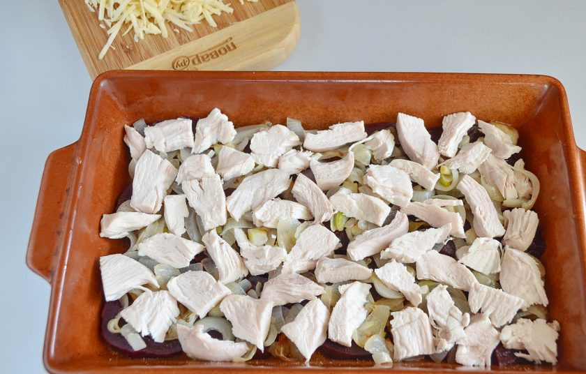 1. Этап. Свекла под сырной корочкой с майонезом: 7. Распределите кусочки курочки.