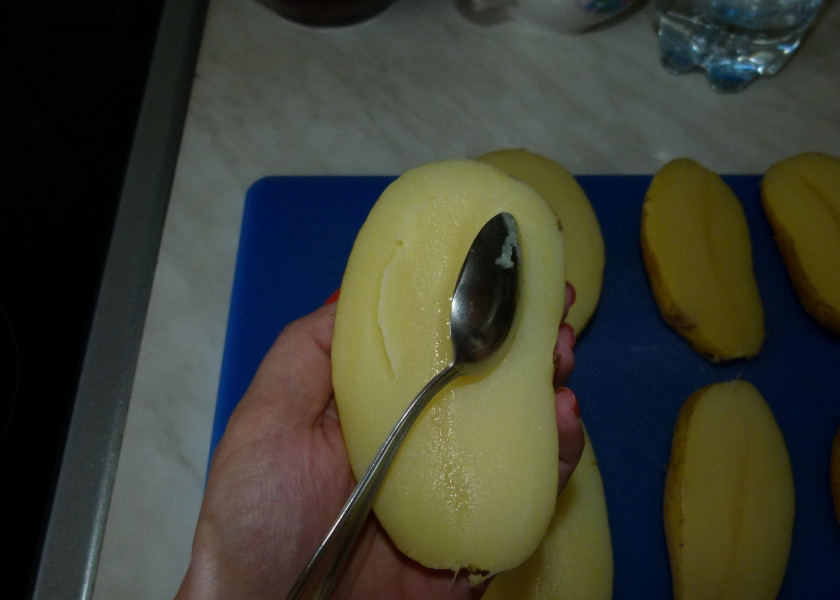 1. Этап. Ароматный запеченный фаршированный картофель: 3. Чайной ложкой достаю середцевину, оставляю примерно по 5 миллиметров с каждой стороны.