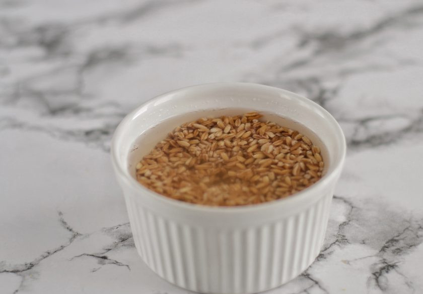 1. Этап. Каша из полбы: Полбу хорошо промойте, затем замочите в горячей воде на 30 минут.