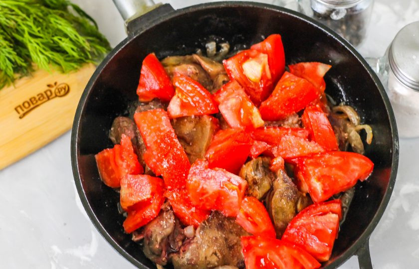 1. Этап. Куриная печень с помидорами: Выложите на сковороду томатную нарезку. Раньше ее добавлять не нужно, так как печень должна поджариться, а томатный сок замедляет приготовление блюда.