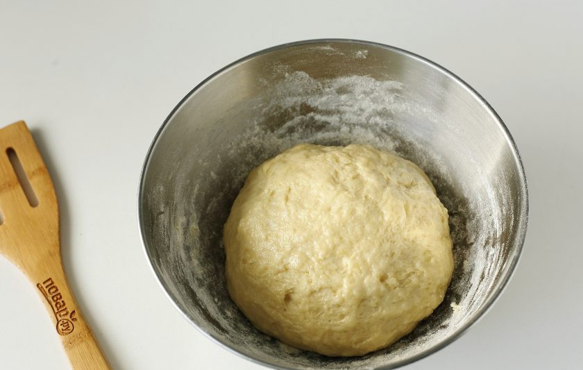 1. Этап. Булочки с курицей и сыром: Замесите мягкое, чуть липкое тесто. В процессе если необходимо, можно добавить еще немного муки. Соберите тесто в шар, накройте миску пищевой пленкой и уберите в теплое место на 40-50 минут.