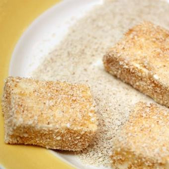 1. Этап. Жареный сыр Бри: 2. Взбить яйцо в миске. Обмакнуть каждый кусочек сыра в яйцо, затем в муку, потом снова в яйцо, а после обвалять в панировочных сухарях. Такая панировка препятствует вытеканию сыра во время жарки.