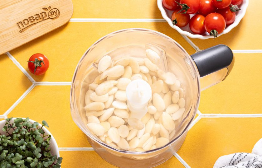 1. Этап. Крем-сыр из миндаля: Измельчите орехи с водой в блендере. Чем мельче получится измельчить орехи, тем лучше. Если в блендер не получаются залить объем всей воды, то возьмите половину, а потом долейте в кастрюлю оставшуюся.