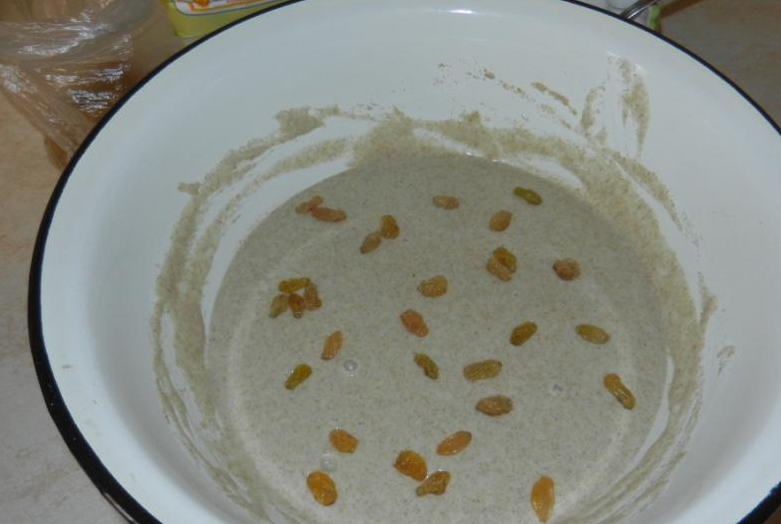 1. Этап. Белый квас без дрожжей: Добавляем изюм. Не мойте его, а то эффекта брожжения не будет!