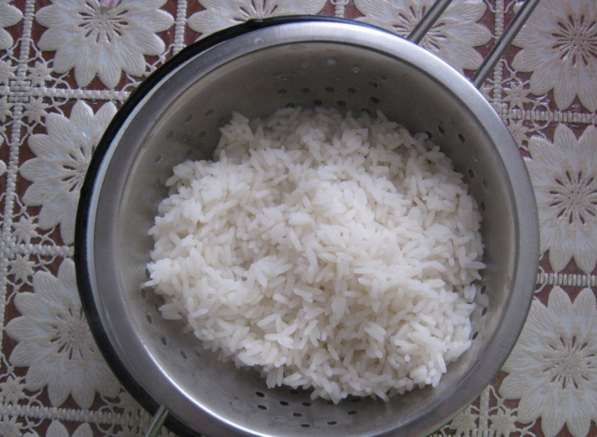 1. Этап. Котлеты с рисом в духовке: Промойте рис под проточной водой, далее отварите в подсоленной воде до полуготовности.