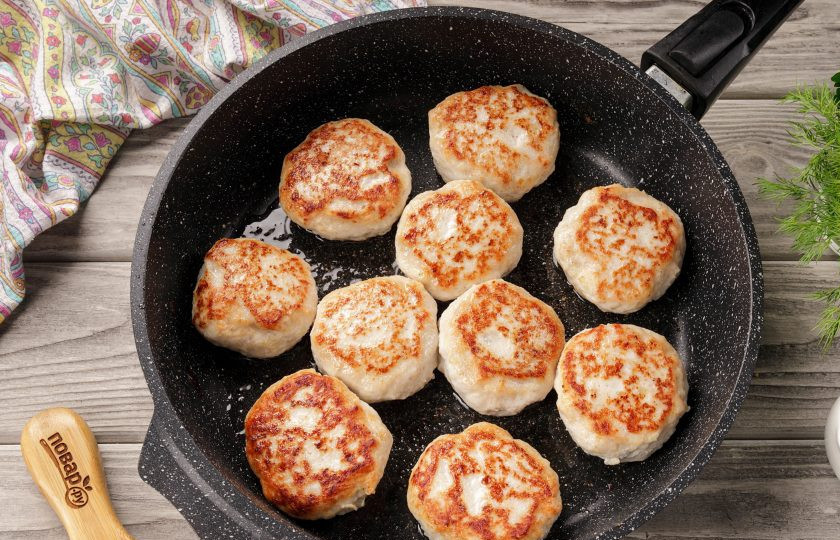 1. Этап. Куриные биточки в сливочном соусе: Обжарьте со всех сторон до румяной корочки.