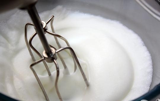 1. Этап. Безе (меренги) с орехами: 2. Продолжаем взбивать, постепенно увеличивая скорость. Взбиваем до получения достаточно густой белой пены (состояние мягких пиков).