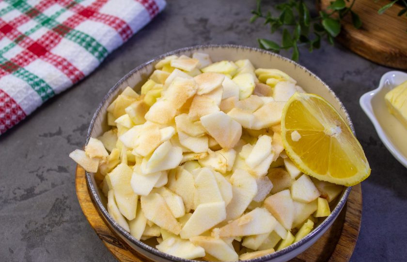 1. Этап. Яблочный пирог сестёр Симили: Яблоки очистите от кожуры и семян. Нарежьте ножом или воспользуйтесь специальной теркой на тонкие лепестки. Нарезанные яблоки полейте соком лимона. Также можете добавить и цедру — будет еще ароматнее.