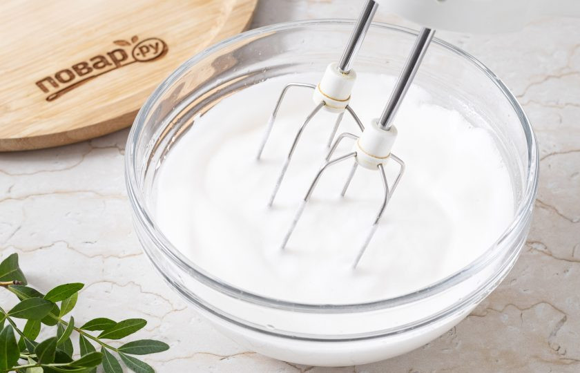 1. Этап. Мусс на аквафабе: Перелейте аквафабу в глубокую миску, взбейте миксером до пышной устойчивой пенки. Добавьте в конце ванильный ароматизатор и подсластить по вкусу.