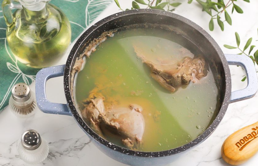 1. Этап. Салат из печени баранины: Отварите печень в кипящей воде около 15-20 минут в зависимости от ее величины.