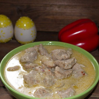 Свинина кусочками в соусе