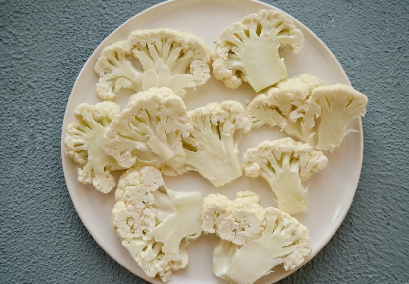 1. Этап. Стейки из цветной капусты: Разделите цветную капусту на соцветия, нарежьте их на плоские стейки.