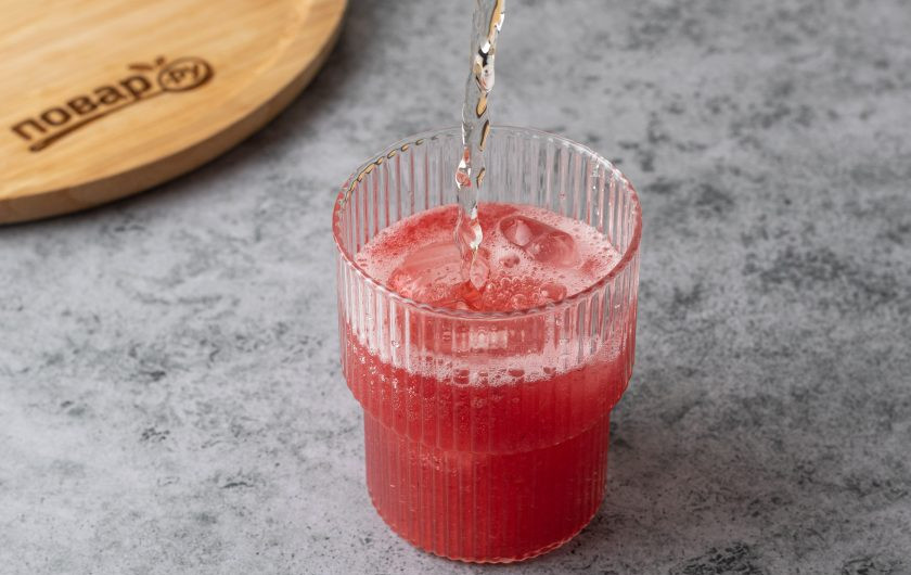 1. Этап. Грушевый коктейль с шампанским: Добавьте шампанское.