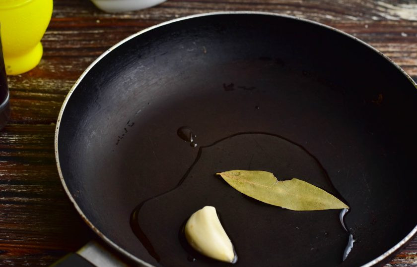 1. Этап. Креветки по-португальски: В сковороду налейте растительное масло, выложите чеснок и лавровый лист.