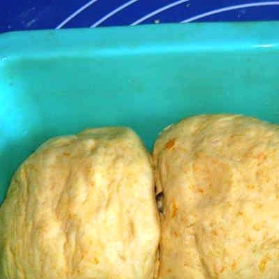 1. Этап. Хлеб с тыквенными семечками: Затем необходимо еще немного обмять тесто, разрезать его на три части, из каждой из которых сформировать шар. Складываем три шарика в форму для выпекания хлеба плотно друг к другу, оставляем еще на 1 час.