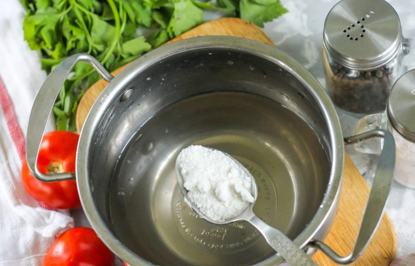 1. Этап. Помидоры без стерилизации: Спустя указанное время слейте жидкость из банки в кастрюлю или ковш, казан, всыпьте туда же соль. Поместите емкость на плиту и доведите рассол до кипения. Выключите нагрев и влейте уксус, но только в не кипящий рассол, чтобы не образовалась обильная пена!