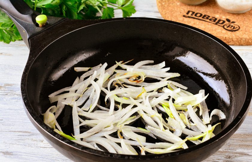 1. Этап. Салат Убей меня нежно: Налейте немного растительного масла в сковороду, разогрейте на среднем огне, выложите туда нарезанный лук, пассеруйте его пару минут, помешивая. Пусть лук станет мягким, ароматным и слегка зажаренным.