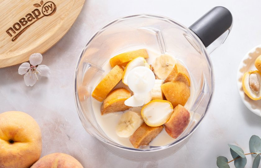 1. Этап. Смузи с персиком и бананом: Переложите персик, финики и банан в чашу блендера, влейте миндальное молоко. Измельчите до однородности.