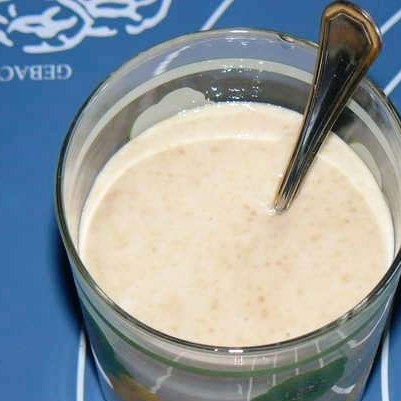 1. Этап. Хлеб с тыквенными семечками: Разводим мед и дрожжи в теплой воде. Оставляем на пару минут.