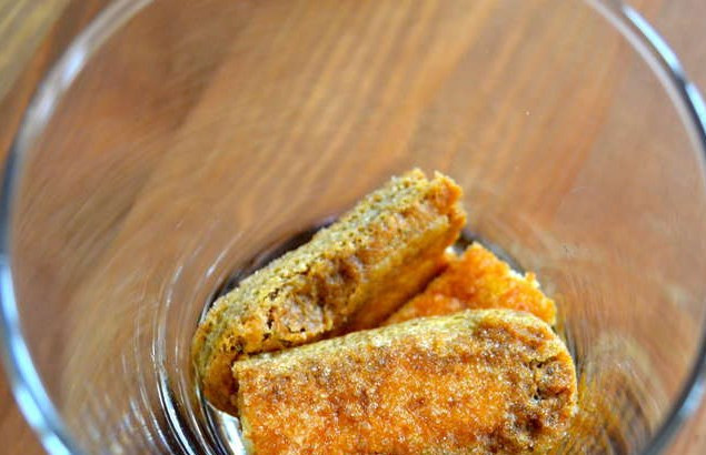 1. Этап. Тирамису за 5 минут: Печенье обмакните в кофе, выложите им дно стакана, разломав пополам. Одна порция - два печенья.