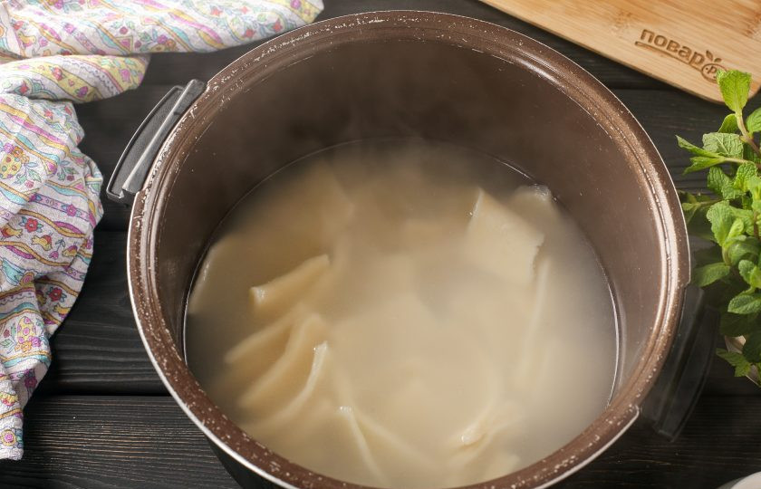 1. Этап. Вареницы с творогом в мультиварке: Включите режим «Мультиповар», установите температуру 160 градусов, вскипятите воду и отварите вареницы в течение 15 мин.