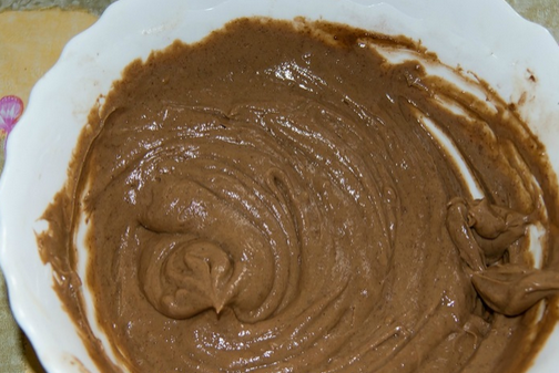 1. Этап. Торт Микадо: Приготовим крем. Смешайте сахарную пудру с какао, желтками и ванильным сахаром. Добавьте сливочное масло и тщательно перемешайте. В конце добавьте сгущенку и взбейте все до получения однородной массы.