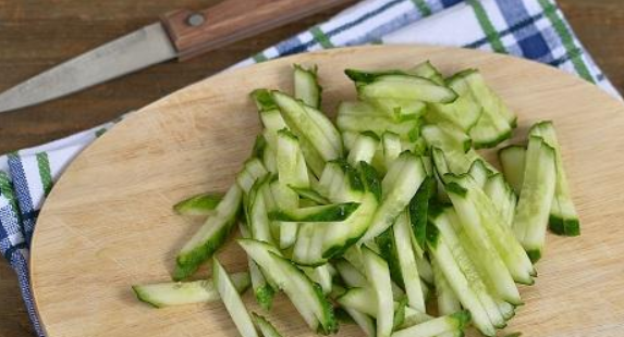 1. Этап. Фасолевый салат с курицей: Нарезаем соломкой огурцы.