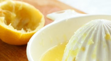 1. Этап. Салат из свежих кабачков: Выжимаем лимон. Добавляем к смеси из чеснока и горчицы.