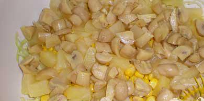 1. Этап. Салат Экзотика: 4. Нарезаем маринованные шампиньоны небольшими кусочками.