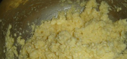 1. Этап. Cыр из творога в домашних условиях: Жидкость стекла? Перекладываем творог в миску, все тщательно перемешиваем.