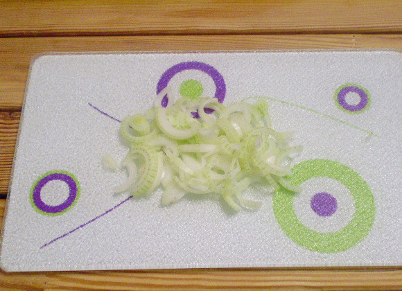 1. Этап. Салат к курице: 4. Лук порезать тонкими полукольцами, помять руками.