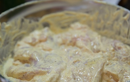 1. Этап. Отбивные в яйце и муке: 2. Выложить в глубокую мисочку и залить сметаной. Накрыть пищевой пленкой или второй тарелкой и отправить в холодильник. Чем дольше простоит мясо в сметане, тем мягче оно будет. Смело можно оставлять его на всю ночь.