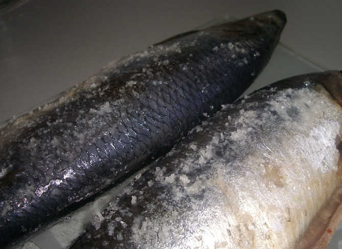 1. Этап. Копченая селедка: 1. Рыбу следует тщательно вымыть и очистить от внутренностей. После этого ее нужно посолить внутри снаружи.