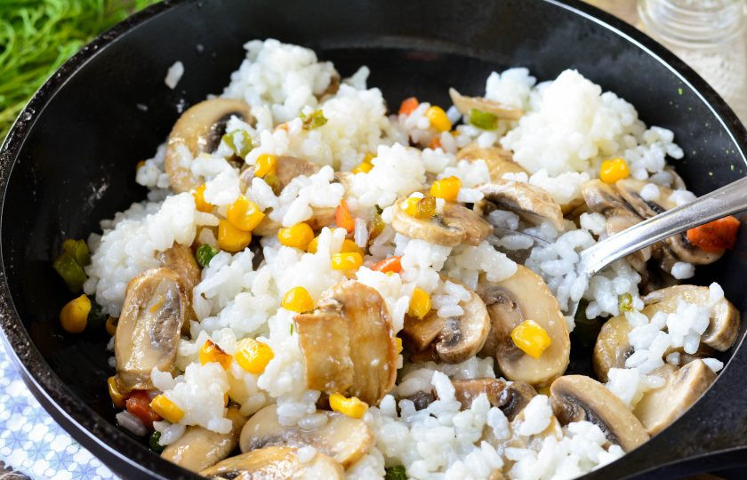 1. Этап. Диетический ризотто: Перемешайте и тушите под крышкой на медленном огне 5-7 минут. Блюдо готово.